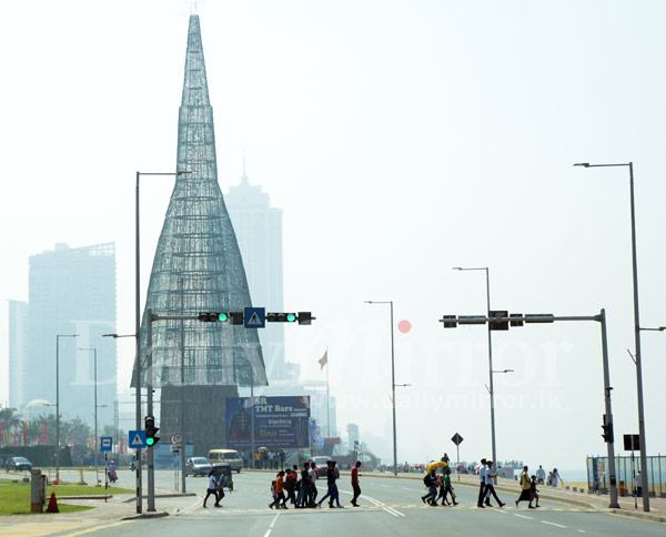 the world s tallest artificial christmas tree daily the world s tallest artificial christmas tree daily